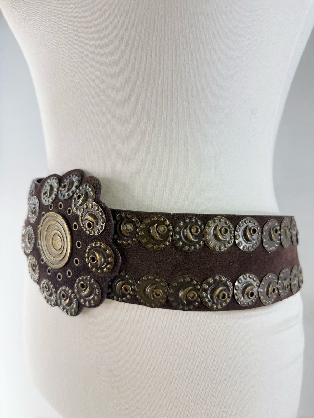 Lake Shore Drive Vintage Brown Leather and Brass Decorative Waist Belt - Picture 4 of 11